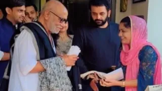 आगरा में रामकथा के दौरान मोरारी बापू को पत्र सौंपती राहत जहां।