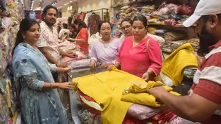 पश्चिम एशिया संकट से कपड़ों के दाम 10% से अधिक बढ़े