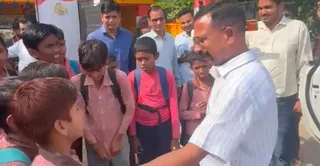 पतारा गांव में डीएम अशोक कुमार को घेरकर स्कूल में मिलने वाले मिडडेमील की गुणवत्ता को लेकर शिकायत करते बच्चे। सौजन्य वीडियोग्रैब