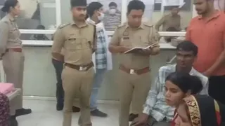बूलगढ़ी में हुए जातीय संघर्ष में घायल लोगों को अस्पताल लेकर पहुंची पुलिस।