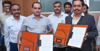 सन सिम्युलेटर बनाने के प्रोजेक्ट के लिए बेंगलुरु की कंपनी नेक्स्पीवी एनर्जी सिस्टम्स निदेशक चिदानंद मूर्ति आर (दाएं) एमओयू को दिखाते हुए। साथ में मौजूद आइआइटी के विज्ञानी व अन्य विशेषज्ञ (बाएं)। संस्थान