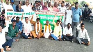 झारखंड बंद के दौरान बरवाअड्डा में किसान चौक पर धरना देते आंदोलनकारी।(फोटो जागरण)