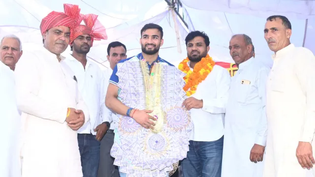 एशियाई गेम्स में स्वर्ण पदक जीतकर गांव लौटा खानपुर कलां का लाल आशु मलिक, हुआ भव्य स्वागत