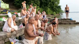 कड़ा के कुबरी गंगा घाट पर तर्पण करते लोग। जागरण