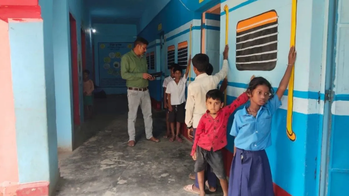 Khagaria School Transforms into Bihar Shiksha Express'Train (1)