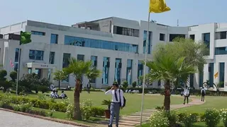 मोनाड यूनीवर्सिटी का चित्र।