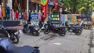मीनार गेट पर लगे नो पार्किंग बोर्ड के आस-पास खड़े वाहन। जागरण