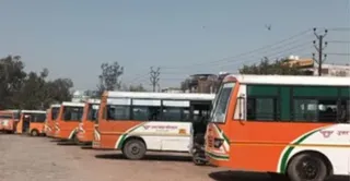 यूपी रोडवेज की बसें।