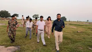 पत्थर खदान का निरीक्षण करने पहुंचे डीएम-एसपी। सौ-जिला प्रशासन