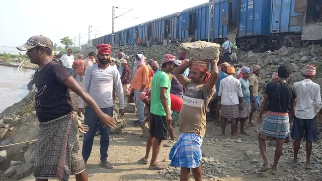 साहिबगंज में गंगा कटाव से रेलवे ट्रैक पर संकट, ट्रेनों का आवागमन रुका; युद्धस्तर पर काम जारी
