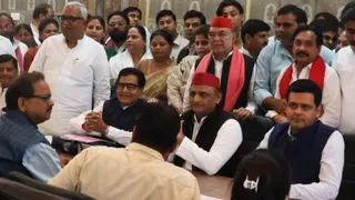 सपा अध्यक्ष अखिलेश यादव की मौजूदगी में प्रोफेसर रामगोपाल यादव के साथ धनराज नथवानी ने नामांकन किया