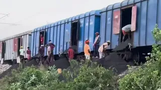 गंगा में कटाव से मालदा डिवीजन में ट्रेन सेवाएं प्रभावित।