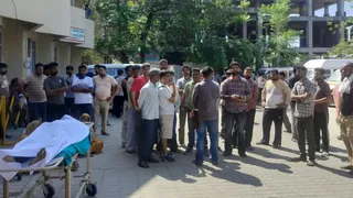 ऊना अस्पताल में व्यक्ति के मौत के बाद शव रखकर प्रदर्शन करते लोग। जागरण