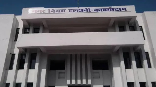 उत्तराखंड के हल्द्वानी में निगम की दुकानें गायब, बना दिया घर का रास्ता