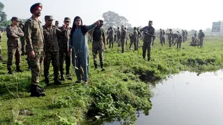 मेजर आईएस गिल के साथ नकटिया नदी का निरीक्षण करतीं छावनी परिषद की सीईओ डॉ. तनु जैन
