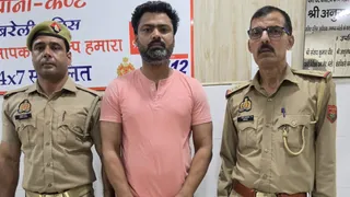पुलिस हिरासत में प्रशासक जाकिर।