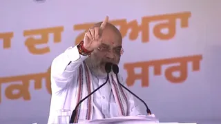 जालंधर में मंच से संबोधन करते हुए अमित शाह।