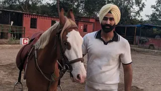 अंगद ढिल्लों की एक पुरानी तस्वीर।