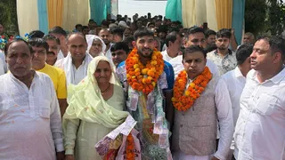 अयान लोहचब का स्वागत करते ग्रामीण। फोटो जागरण