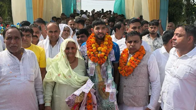 एशियाई खेलों में सोना जीतकर झज्जर लौटे अयान लोहचब, मां की आंखें भीगीं तो दादी हुईं भावुक; ट्रैक्टर पर निकला काफिला
