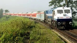 Puja Special Train 2026: उत्तर भारत और धार्मिक स्थलों की यात्रा के लिए ट्रेन।
