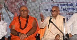 कार्यक्रम को संबोधित करते मुख्य वक्ता विश्व हिंदू परिषद के केंद्रीय उपाध्यक्ष चंपत राय। साथ में मुख्य अतिथि अखिल भारतीय संत समिति के महामंत्री स्वामी जीतेंद्रानंद सरस्वती (बाएं) । जागरण