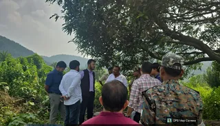 धालभूम के अनुमंडल पदाधिकारी अर्नव मिश्रा के नेतृत्व में खनन, वन विभाग, पुलिस और राज्य प्रदूषण नियंत्रण पर्षद की संयुक्त टीम ने पटमदा अंचल में कार्रवाई की।