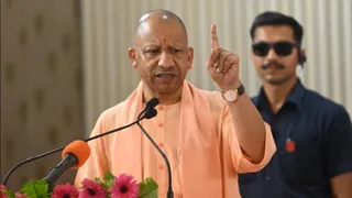 गोरखपुर क्लब में दिव्यांगजनों के लिए सहायक उपकरणों के वितरण कार्यक्रम में संबोधित करते मुख्यमंत्री योगी आदित्यनाथ