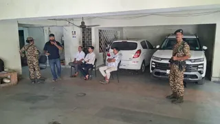 स्क्रैप कारोबारी ज्ञानचंद जायसवाल और उनके ऑडिटर संजय पारेख के कई ठिकानों पर छापेमारी कर महत्वपूर्ण दस्तावेज जब्त किए गए।