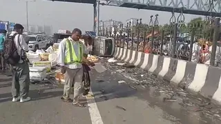 दिल्ली-मेरठ एक्सप्रेसवे (डीएमई) के कविनगर थाना क्षेत्र में बुधवार सुबह मछलियों से भरी एक पिकअप गाड़ी का अचानक टायर फट गया। वीडियो ग्रैब