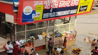गंगा में दोबारा बाढ़ से वरुणा में पलट प्रवाह, वाराणसी के दर्जनभर इलाकों में बढ़ा जलस्तर।