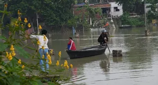 राप्ती नदी किनारे स्थित बहरामपुर गांव में नाव से आते जाते लोग। -संगम दूबे