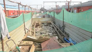 निर्माण संगठन के उच्च अधिकारी ने छठ पर्व तक निर्माण पूरा करने का किया था वादा। जागरण