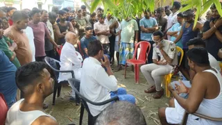 थानाध्यक्ष से बात करते हथुआ विधायक।