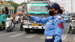 जम्मू में यात्री वाहनों के शीशों पर स्टिकर-पर्दे लगाने पर सख्त कार्रवाई। (फाइल फोटो)