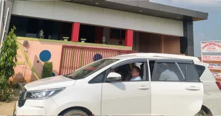 वाराणसी में डेंगू से नर्सिंग छात्रा की मौत पर गरमाया मामला किंग जॉर्ज मेडिकल कॉलेज की टीम जांच को पहुंची।