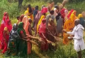 सोनभद्र में डिहवार बाबा स्थान पर महिलाओं ने की सुख-समृद्धि की कामना।
