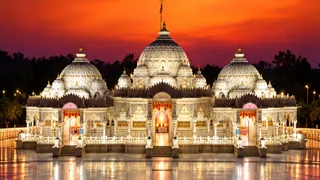 कृपालु धाम का साधना भवन अब और मजबूत, जिंदल ग्रुप ने दिया स्टेनलेस स्टील का सहारा।
