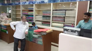 बिष्टुपुर खादी ग्रामोद्योयोग भंडार में आठ कर्मचारी कार्यरत हैं, जिन्हें विगत चार महीनों से एक पैसे का मानदेय नहीं मिला है।