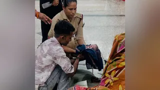 प्रयागराज जंक्शन पर जच्चा-बच्चा की मदद करती आरपीएफ की उपनिरीक्षक उषा मौर्य