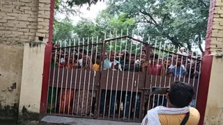 मऊ में कंप्यूटर इंस्टीट्यूट के प्रचार के दौरान 'लड़की चोरी' की अफवाह, तीन हिरासत में।