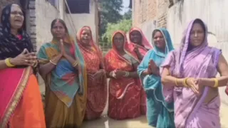 पानी में खड़े होकर लोकगीत गातीं महिलाएं। फोटो सौ: वायरल वीडियो