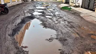 वर्तमान में बारिश के बाद शहर की कई मुख्य सड़कें और संपर्क मार्ग बदहाल स्थिति में हैं।
