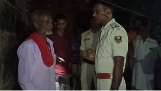 मृत युवक के पिता से पूछताछ करती पुलिस। सौ. पुलिस