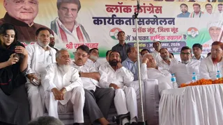 पूर्व मुख्यमंत्री भूपेंद्र हुड्डा नूंह में आयोजित कार्यकर्ता संवाद कार्यक्रम में मंच पर बैठे साथ में कई अन्य नेता भी। जागरण