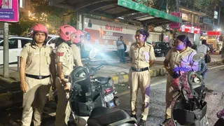 बाहरी दिल्ली में काली मंदिर के समीप विशेष पिंक पेट्रोलिंग टीम के सदस्य। सौ- पुलिस
