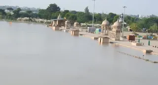 राप्ती नदी में आयी बाढ़ के पानी से घिरा गुरु गोरक्षनाथ घाट। पंकज श्रीवास्तव
