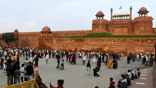 सुहावने मौसम में लाल किला परिसर में भ्रमण करते लोग। जागरण