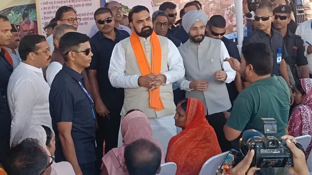 पश्चिम चंपारण में सीएम ने किया बाढ़ प्रभावित क्षेत्रों का निरीक्षण, गंडक-कोसी तटबंधों के पक्कीकरण का दिया आश्वासन