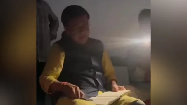 'मुझे मूर्ख मत बनाइए'... कुशीनगर में बाढ़ से बचाव के खराब इंतजाम देख भड़के सांसद ने अफसरों की लगाई क्लास
